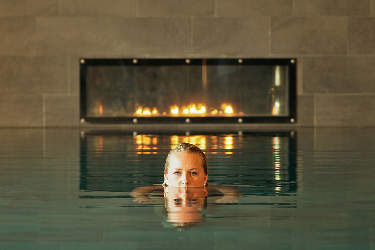 Kvinna badar i pool pa VANN Spa